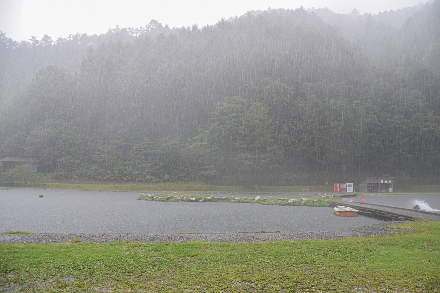 大雨の平谷湖フィッシングスポット