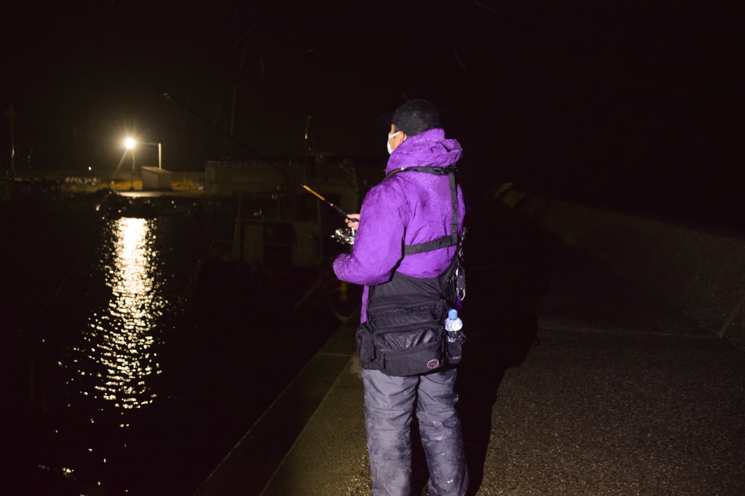 常夜灯に照らされた漁港