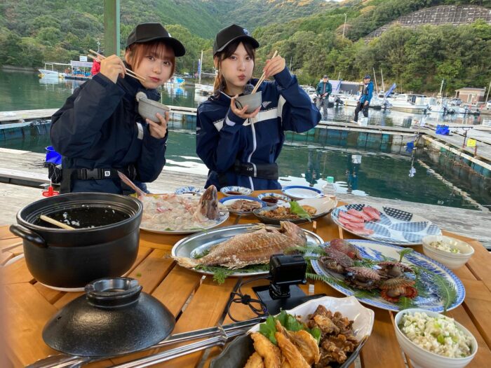はさま浦釣り堀センターでAKB48が釣り対決