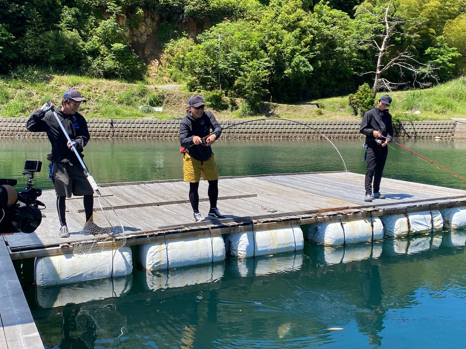 ミャク釣りをしていた松永さんにヒット