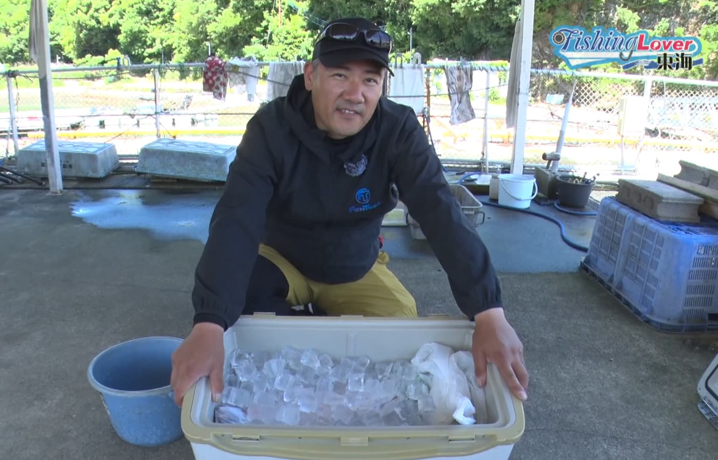 釣った魚と氷を入れたクーラーボックス