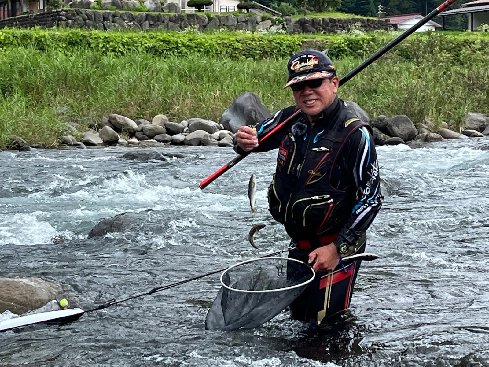 連続して鮎を釣り上げる田中さん