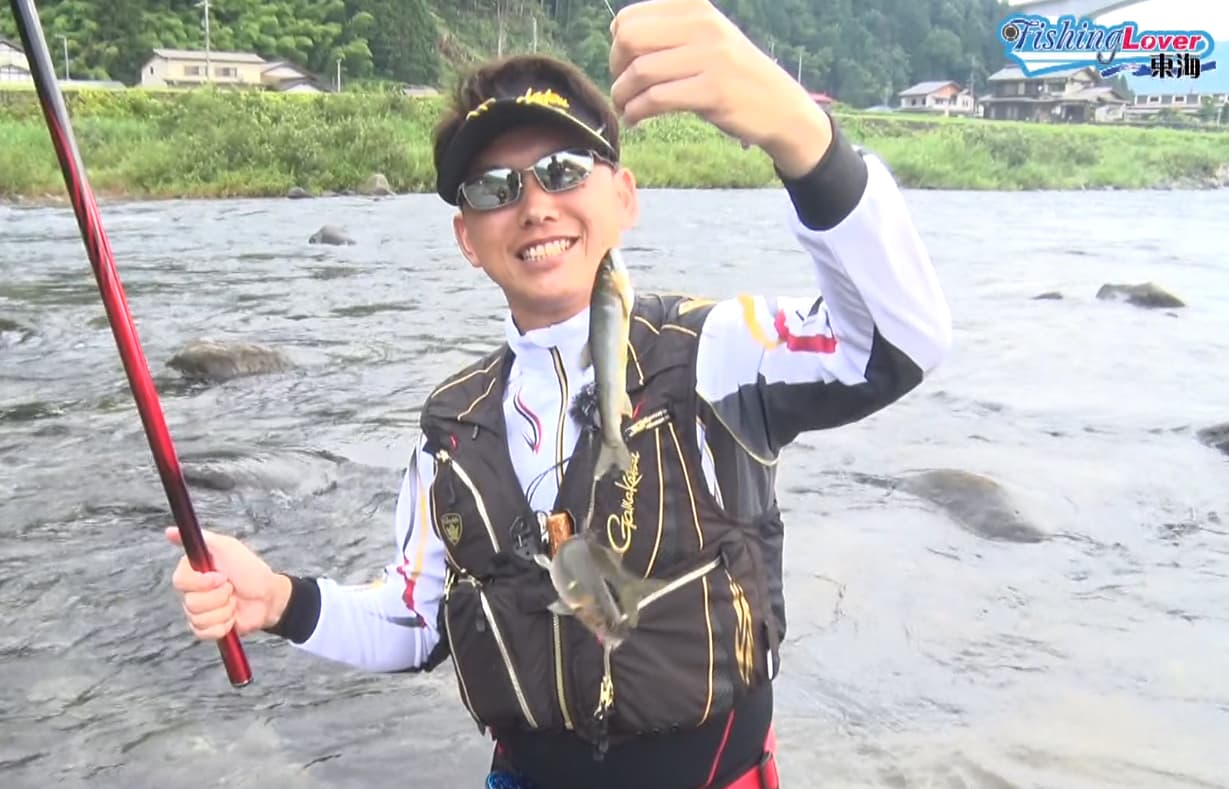 立派なサイズの鮎を釣り上げた長谷川さん