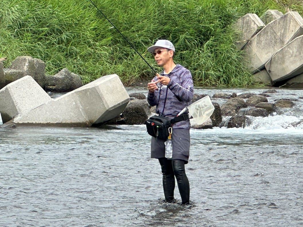 川底のアユを狙う澤村さん