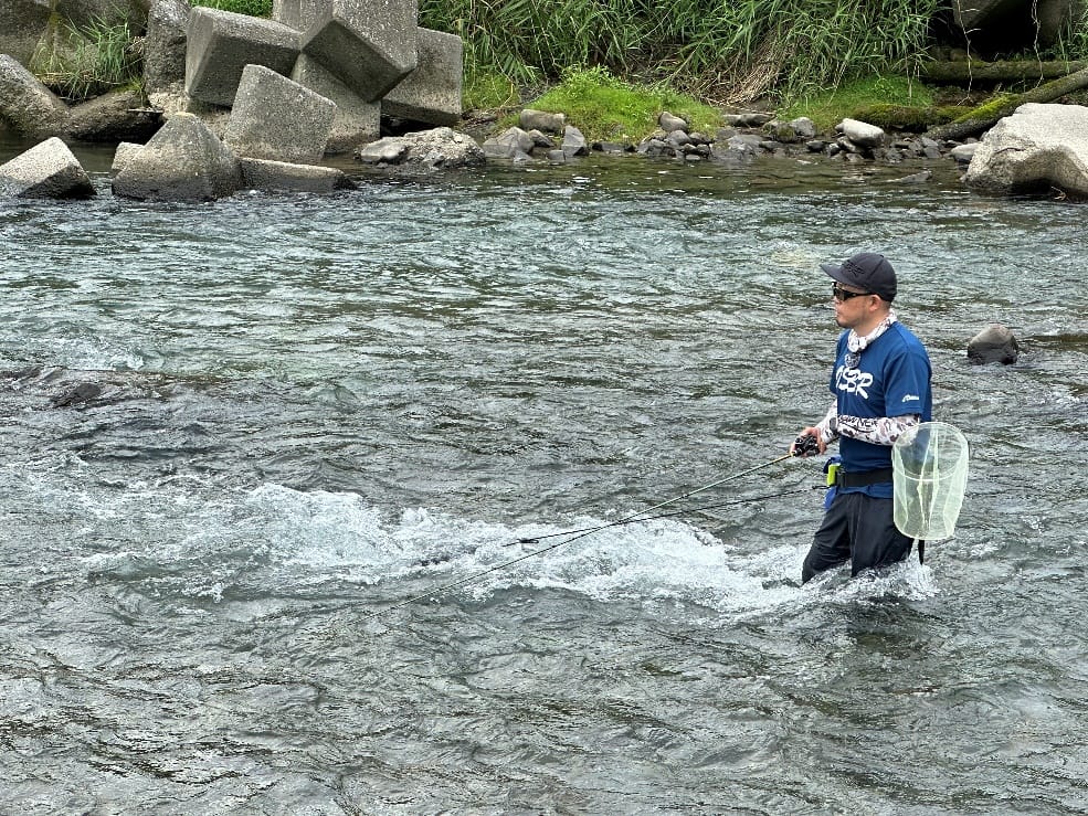 釣れたポイントに戻る西浦さん