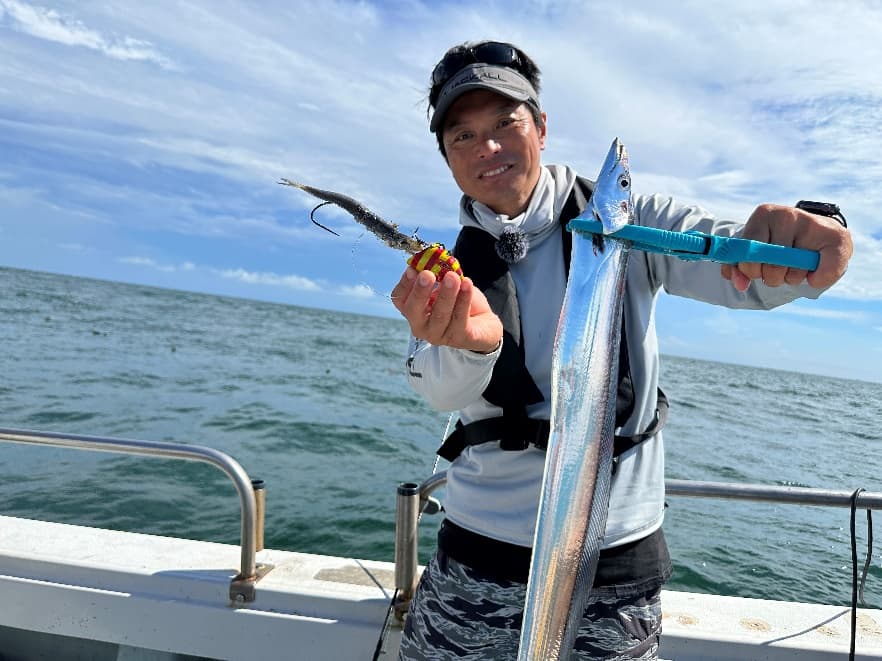 時間と潮に合わせてヘッドのカラーチェンジを行う中島さん