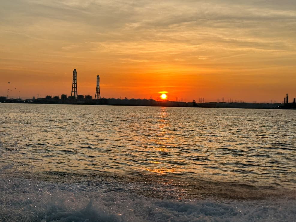 伊勢湾に昇る太陽