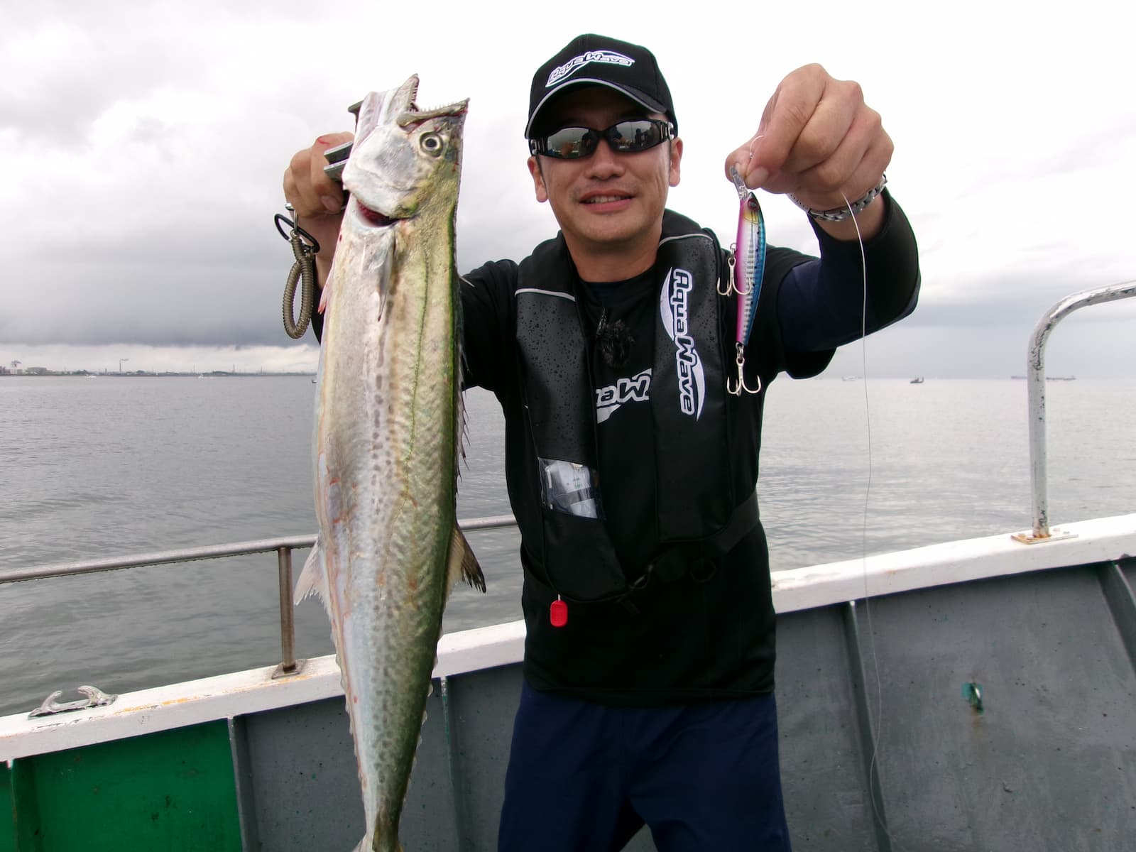 ミノーでサゴシを釣り上げた桑原さん