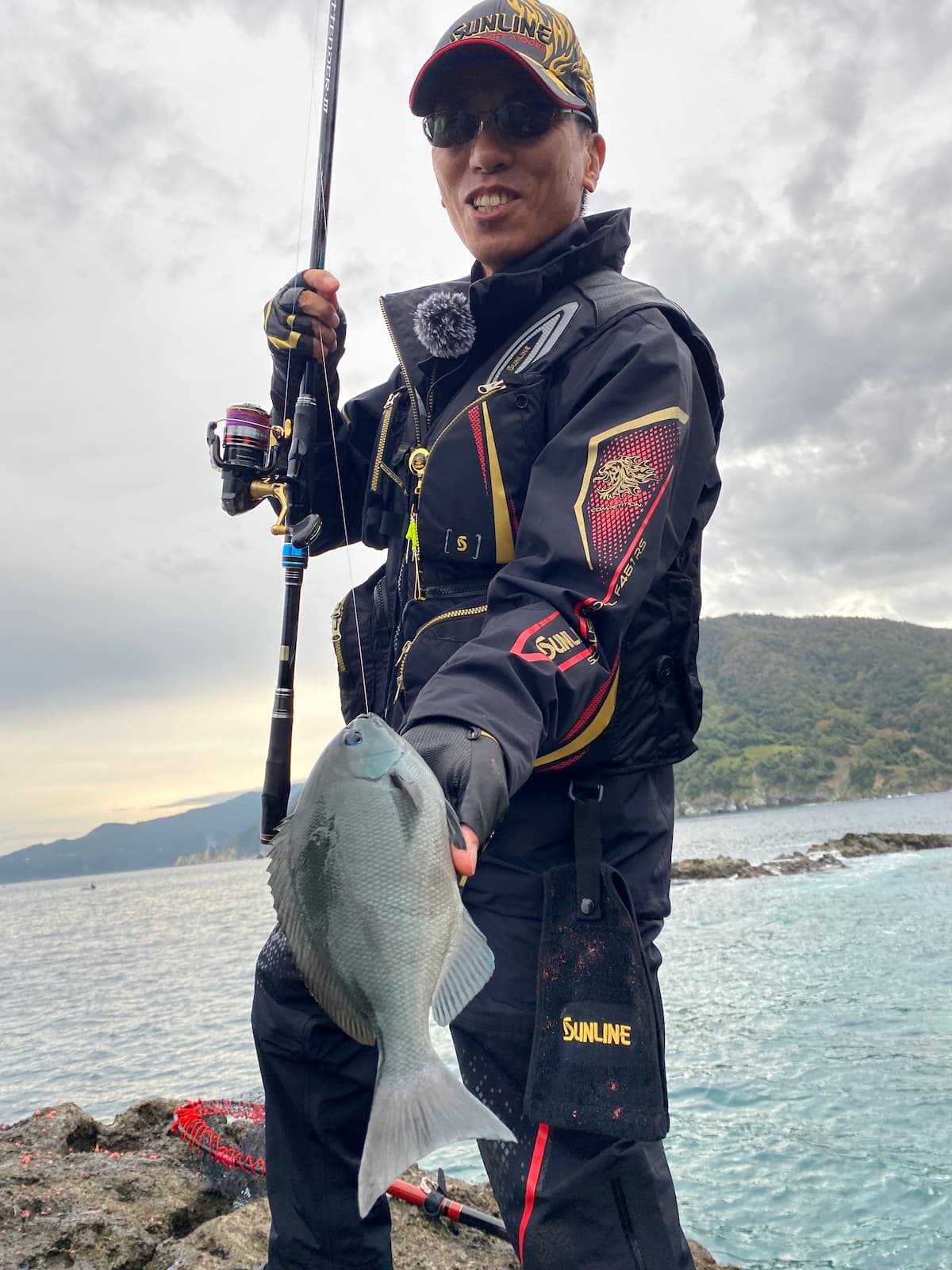 グレ（尾長）を釣り上げた前岡さん