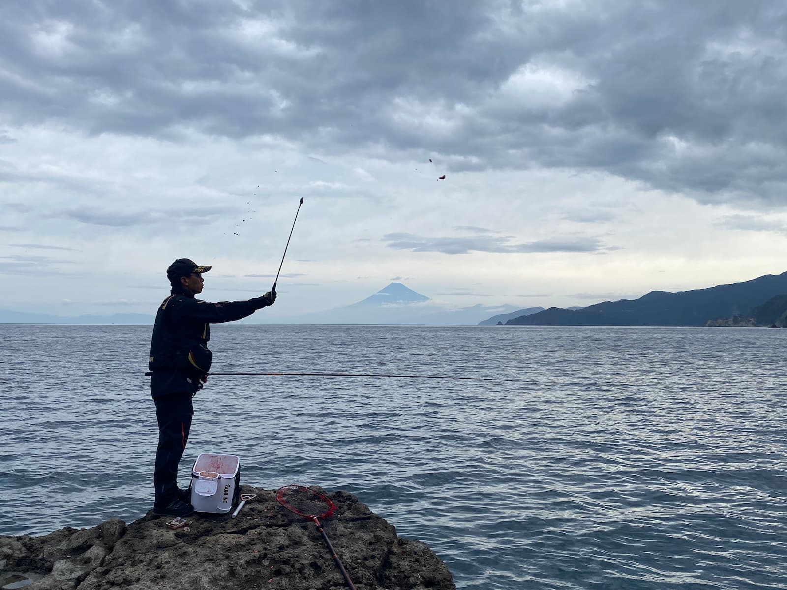 撒き餌をする前岡さん