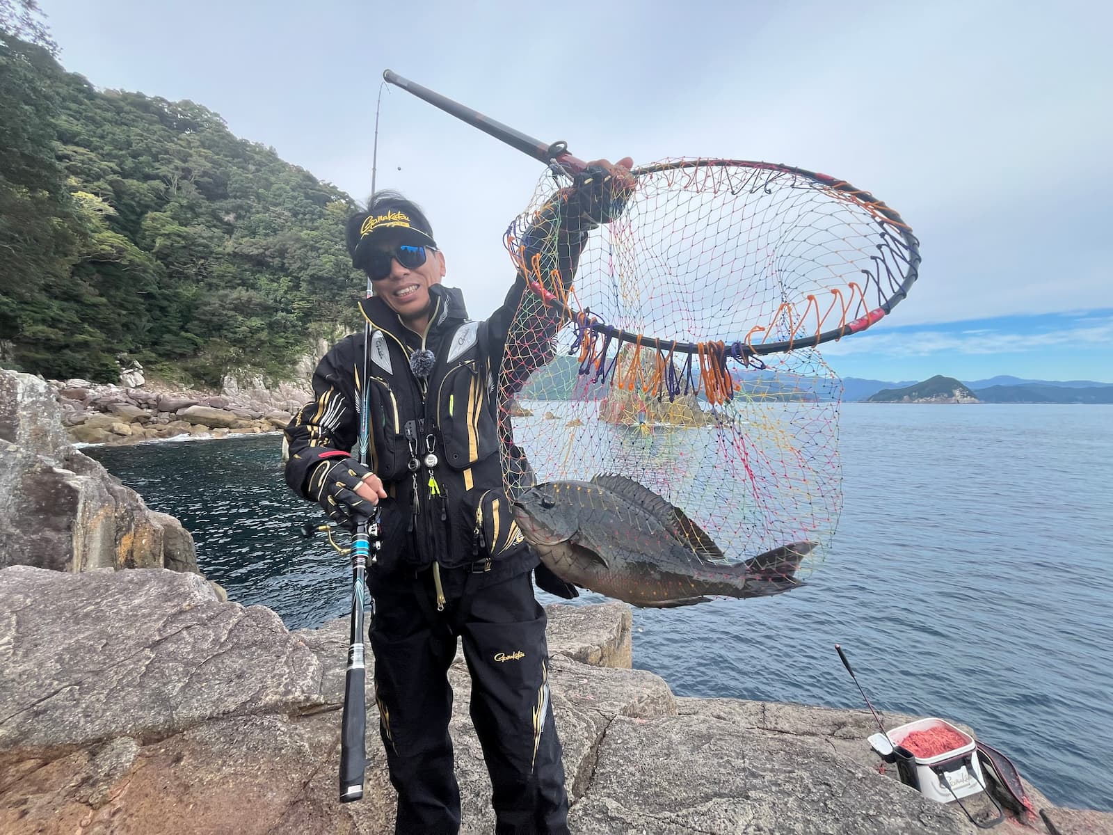 連続してグレを釣り上げる前岡さん