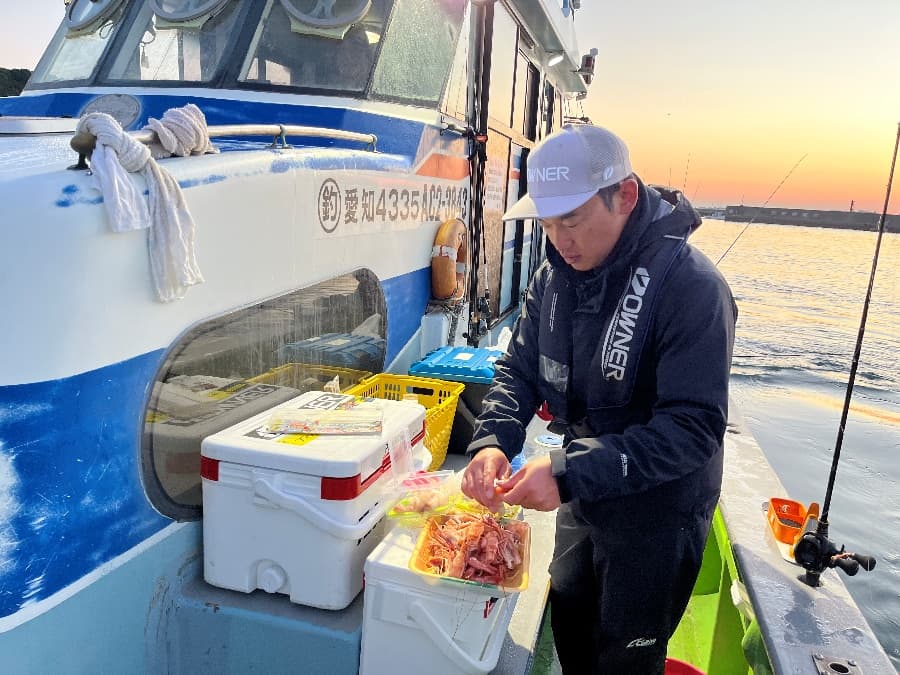 エサを仕込む藤岡さん