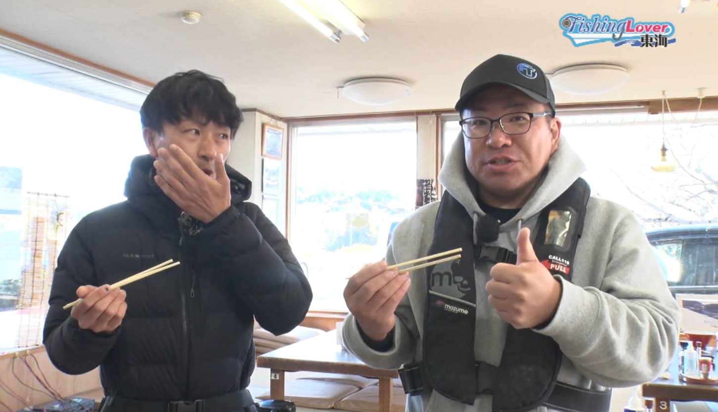 天ぷらを食べる小林さんと西さん