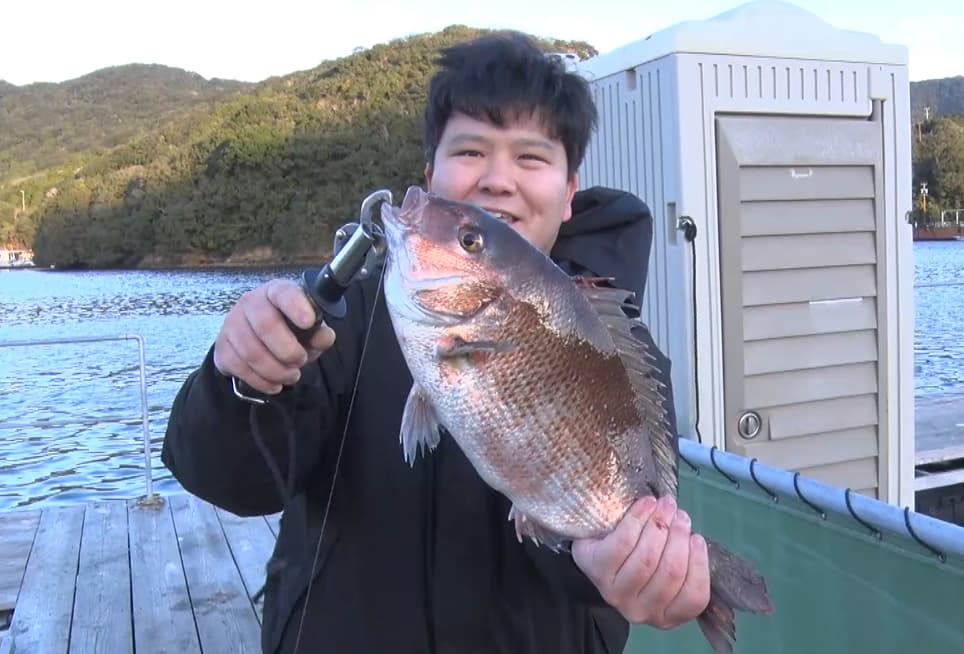 マダイをゲットした西川さん