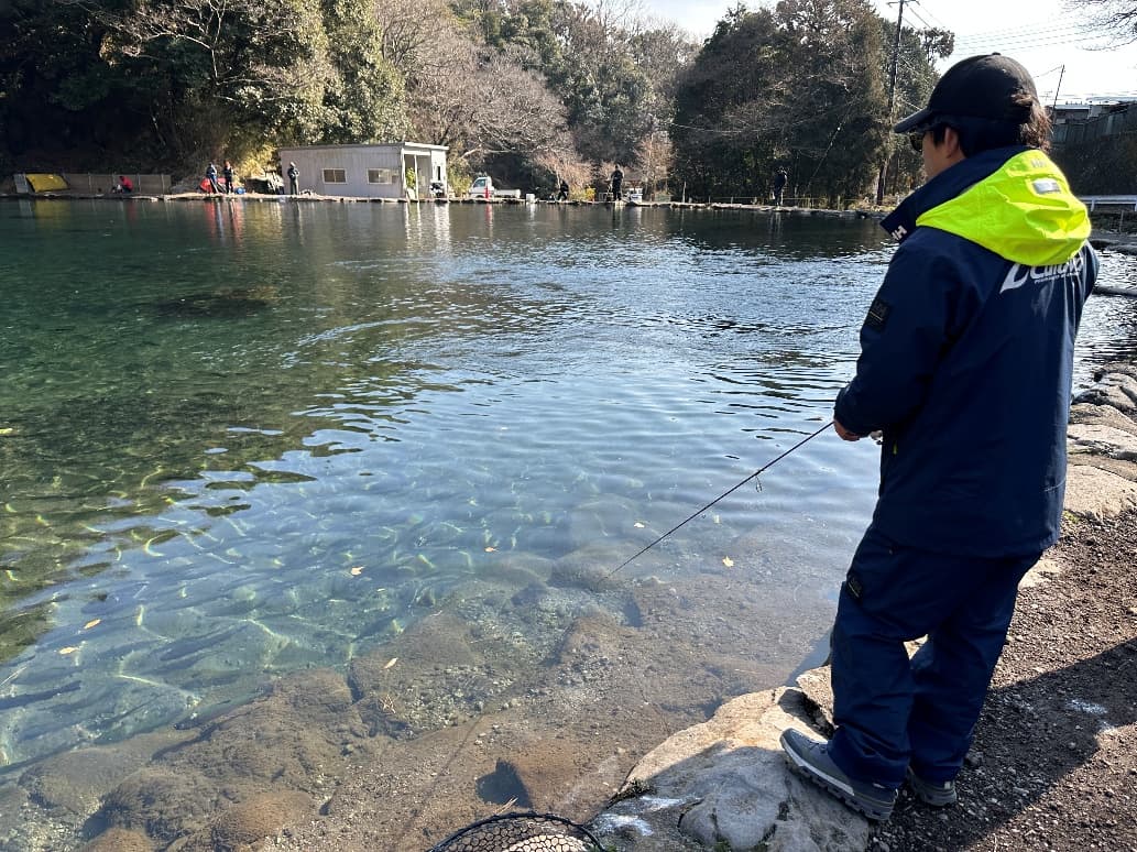 少し潜るタイプのルアーを使う礒野さん