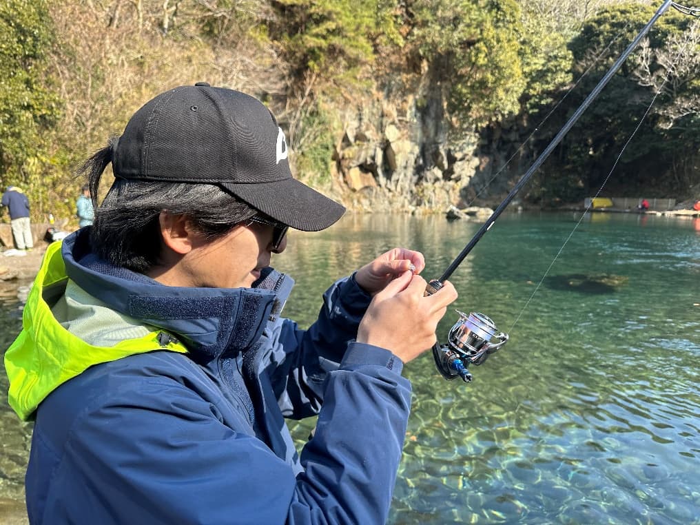 フックをチェックする礒野さん