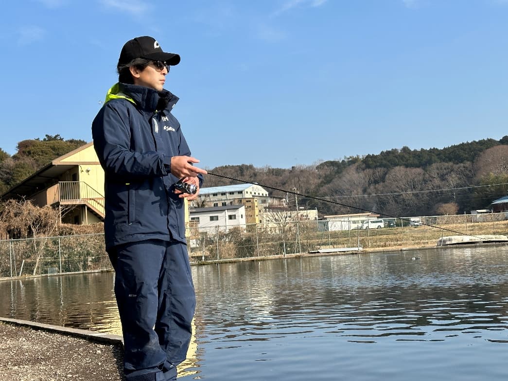 観察する礒野さん