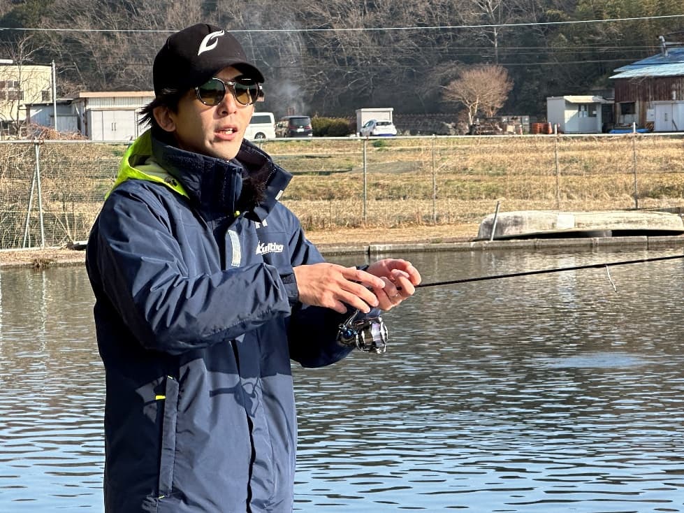 沈ませるルアーを替えた礒野さん