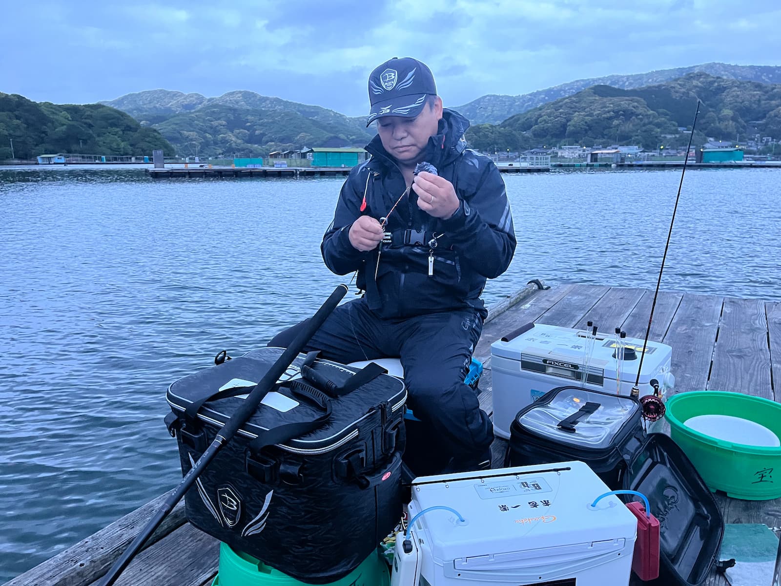 仕掛けを準備する末吉さん
