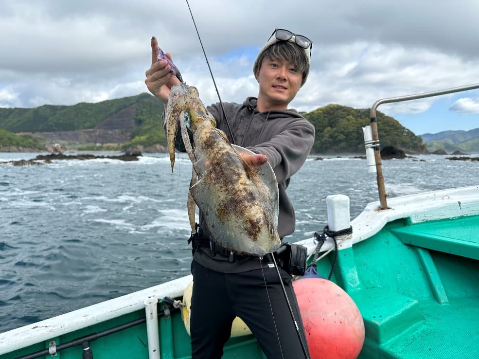 サイズアップしたイカをゲットした橋本さん