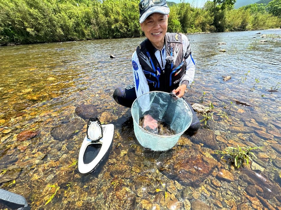 友釣りを楽しむ小沢さん