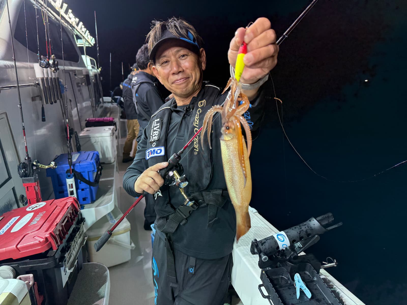 スルメイカをゲットした津井さん