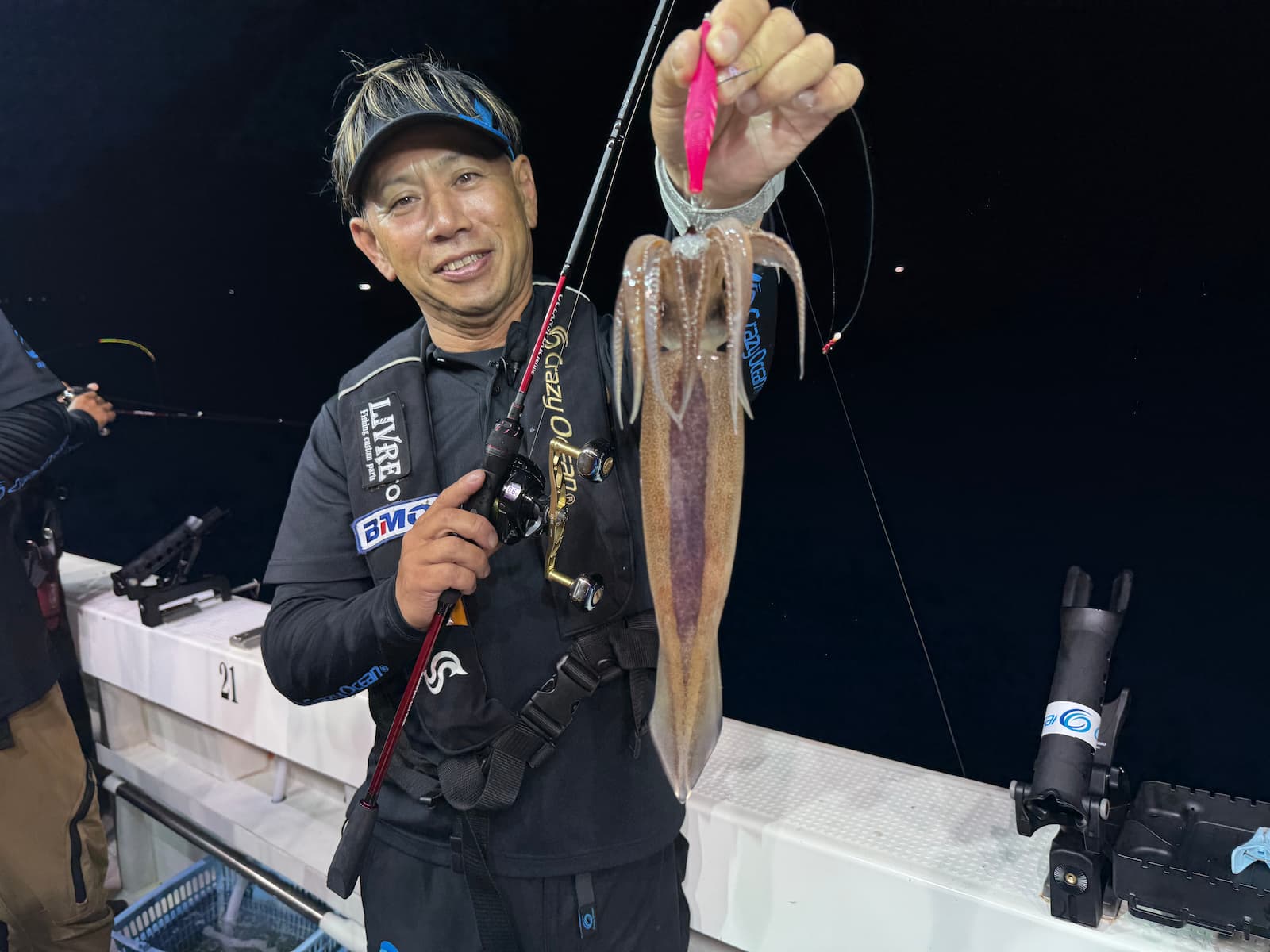 スルメイカをゲットした津井さん