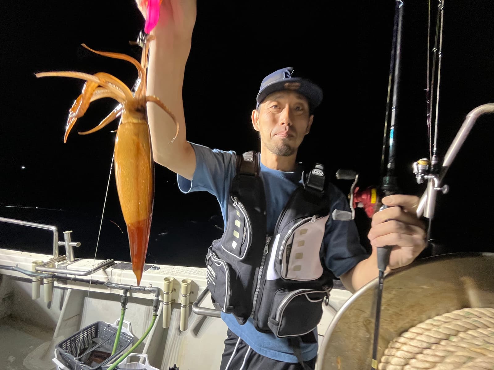 カドルで次々とイカを釣り上げる