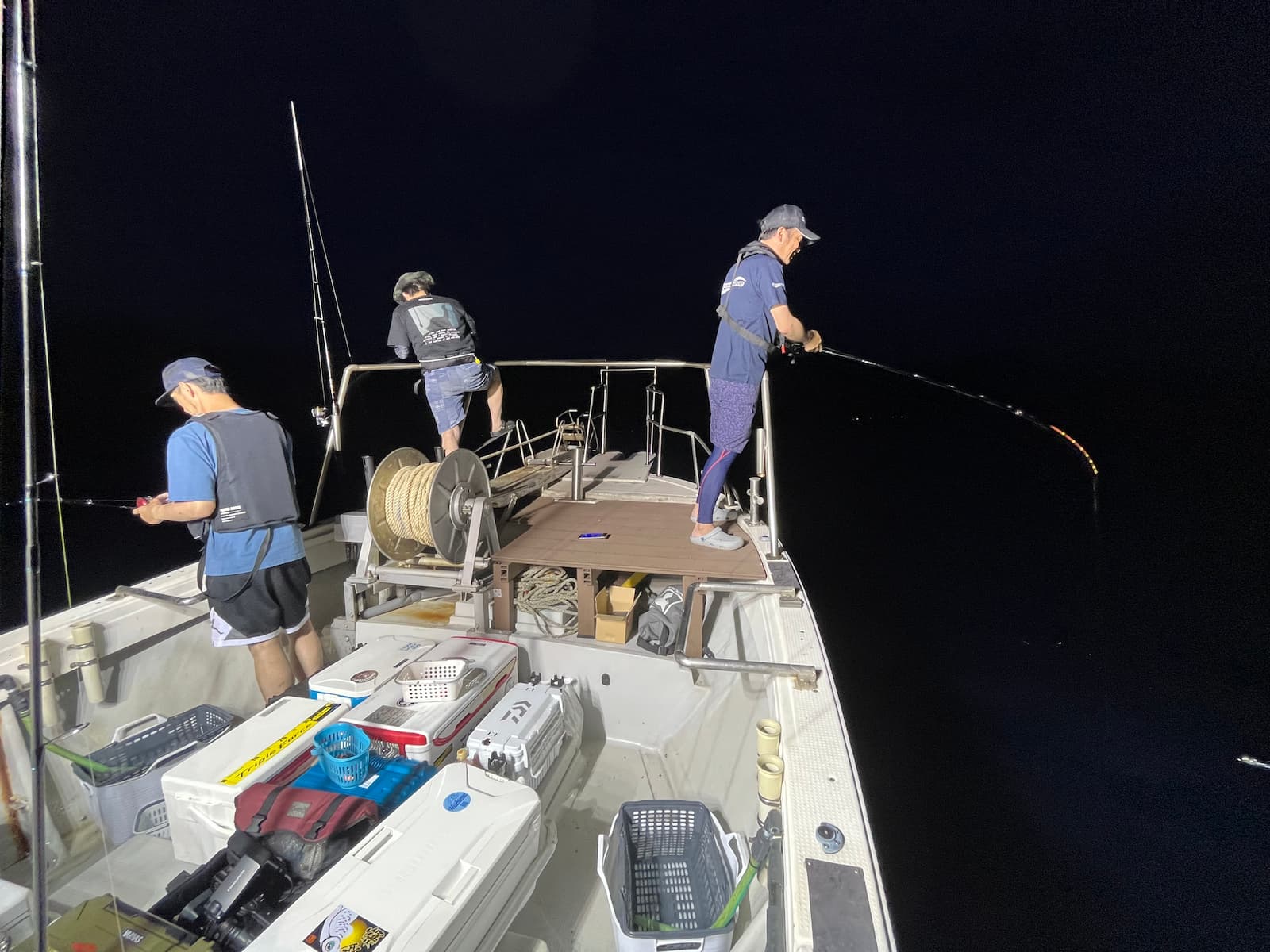 暗くなり集魚灯が点灯