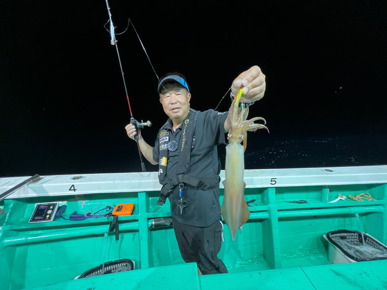 次々とイカを釣り上げる太田さん