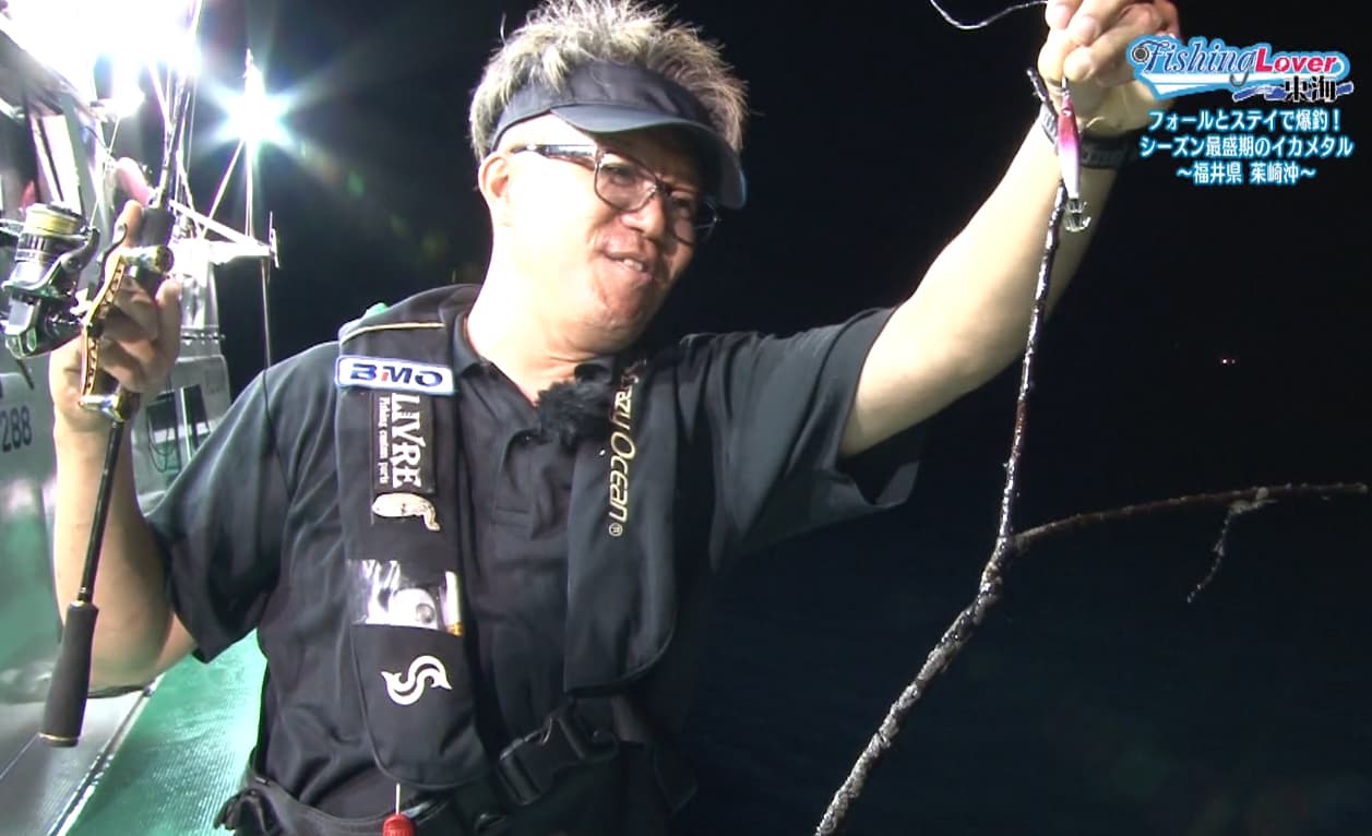 大剣サイズの木を釣り上げた西岡さん