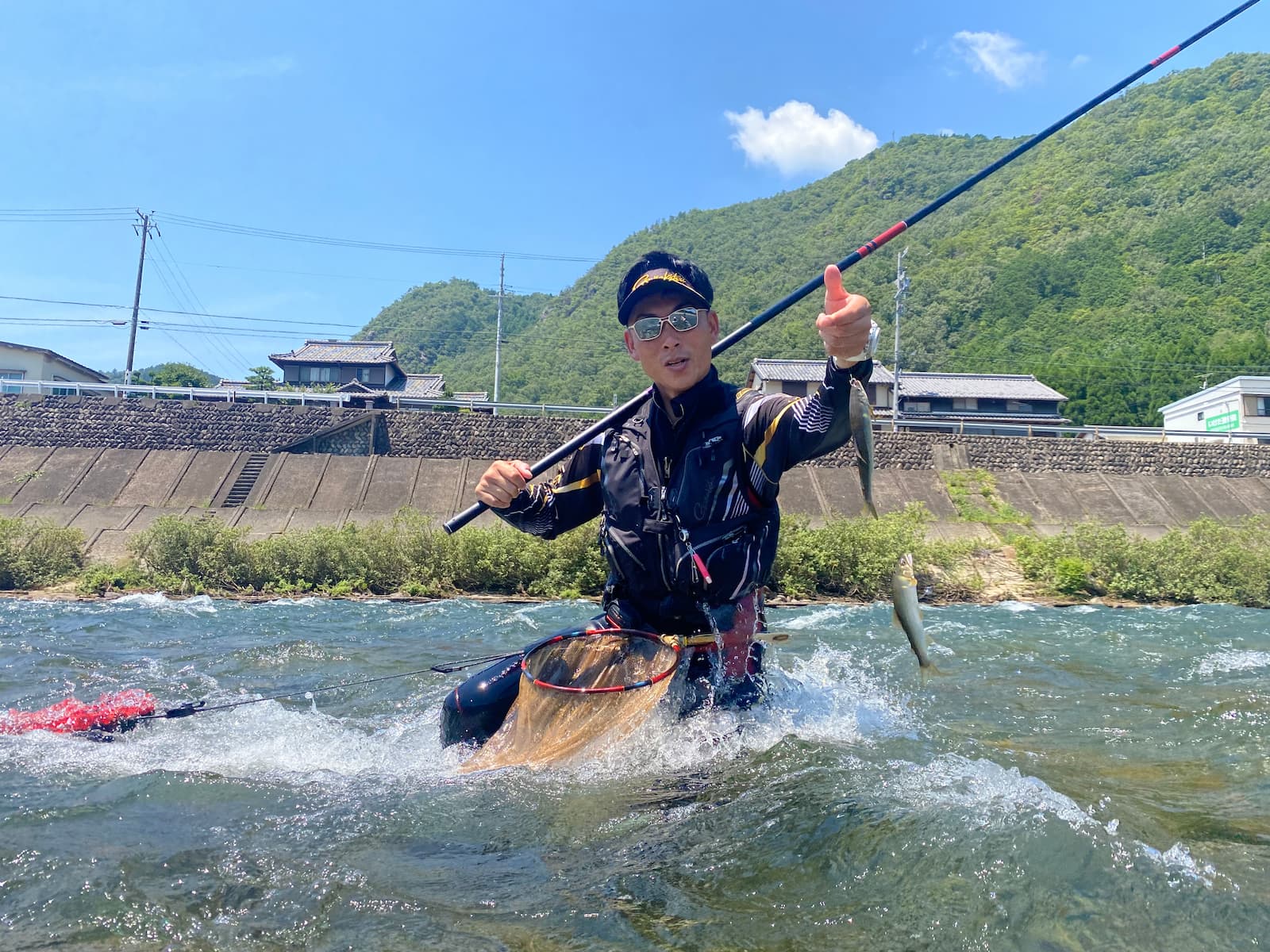次々と鮎をゲットする小林さん