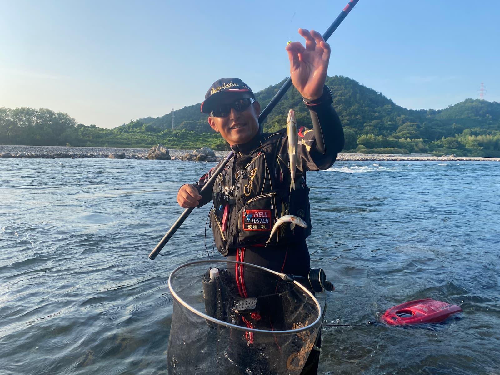 小型鮎をゲットした渡邉さん