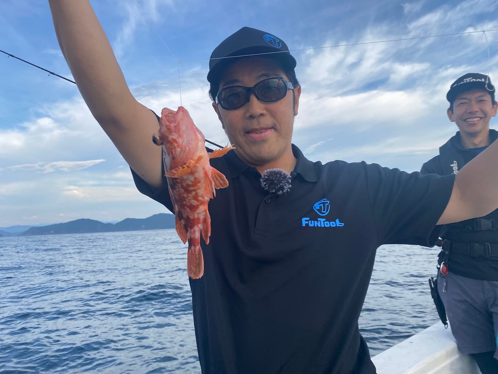 小型のカサゴをゲットした鈴木拓さん