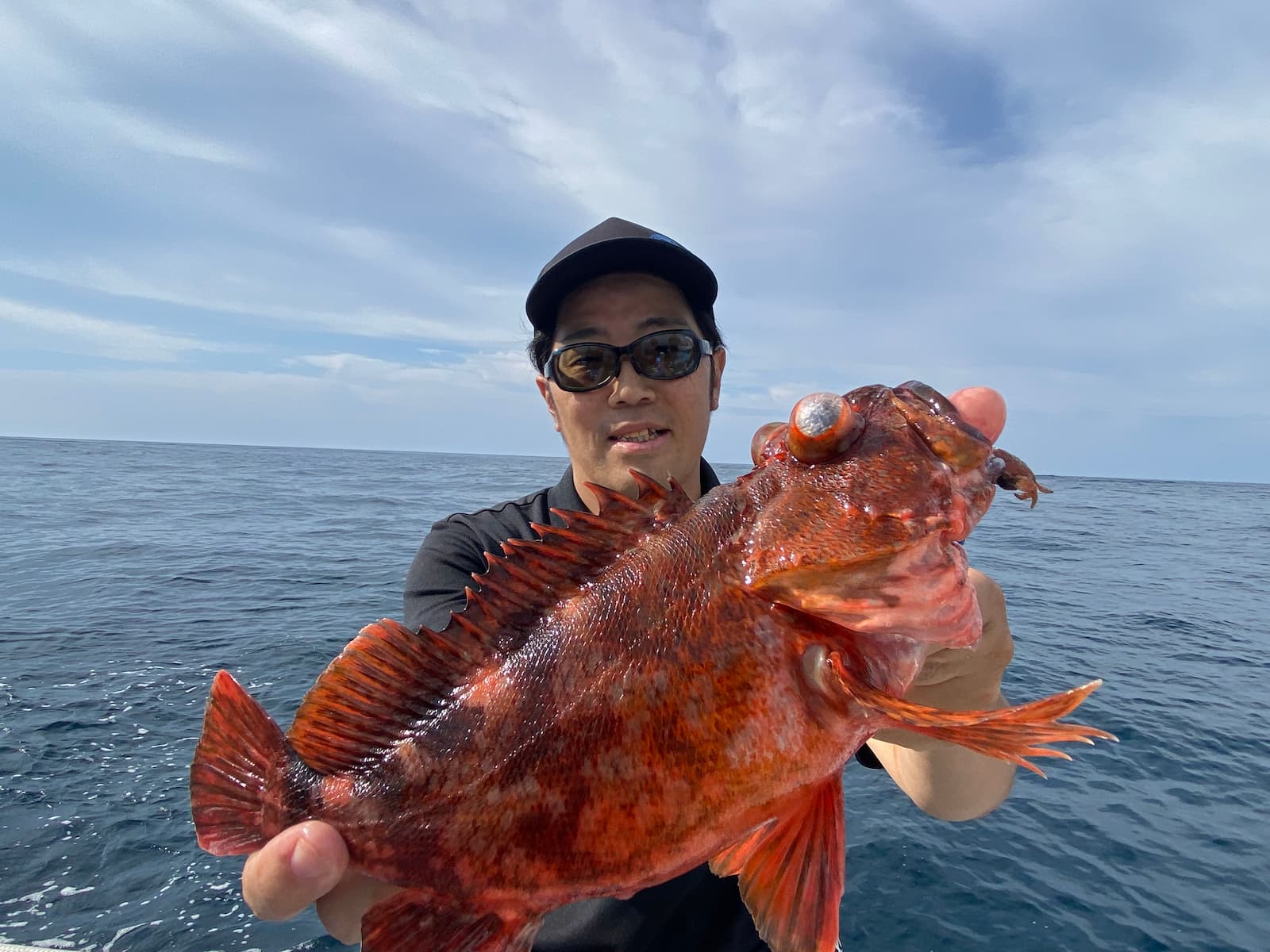 大型のカサゴをゲットした鈴木拓さん
