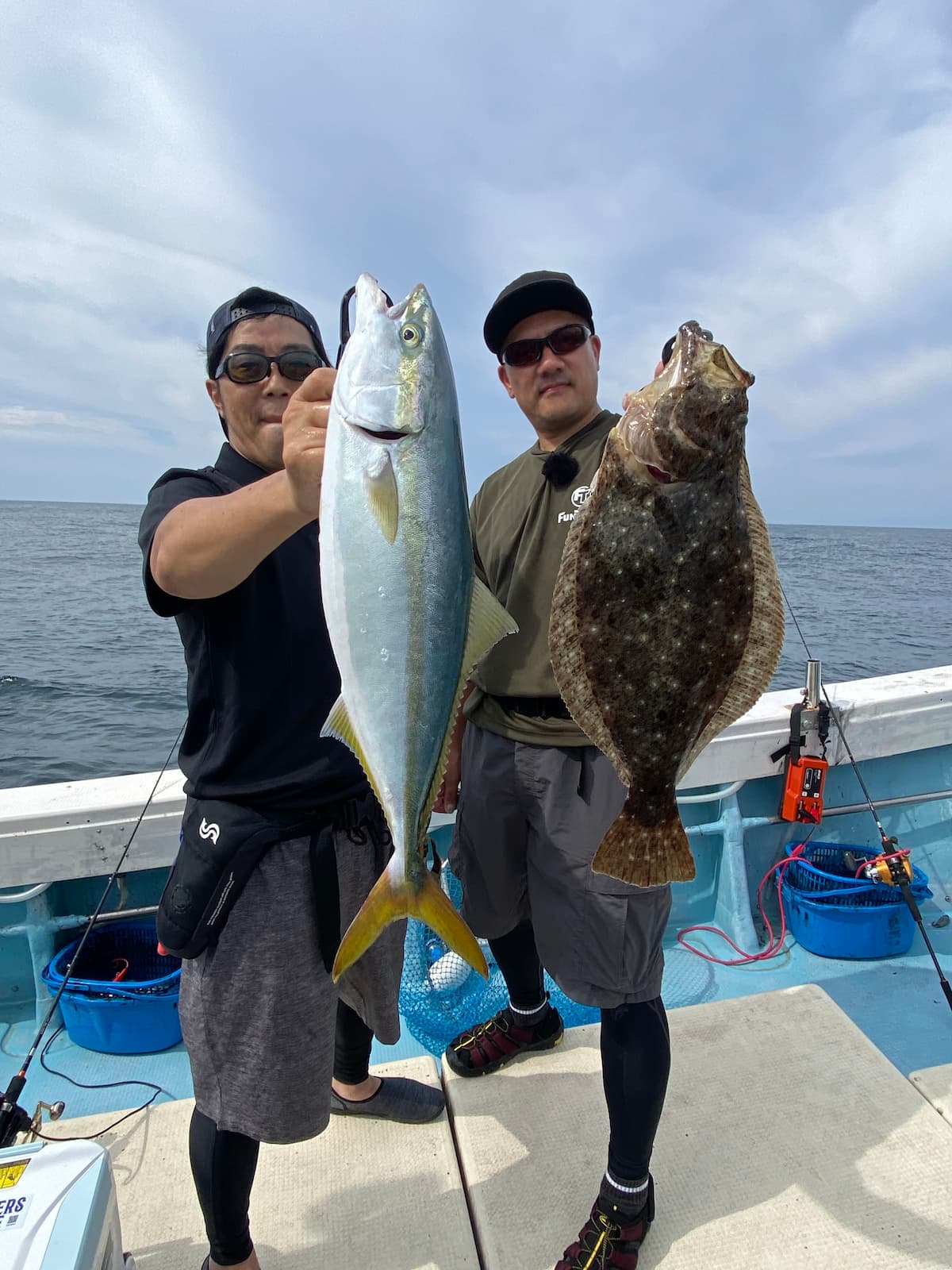 大物を釣り上げた松永さんと鈴木拓さん