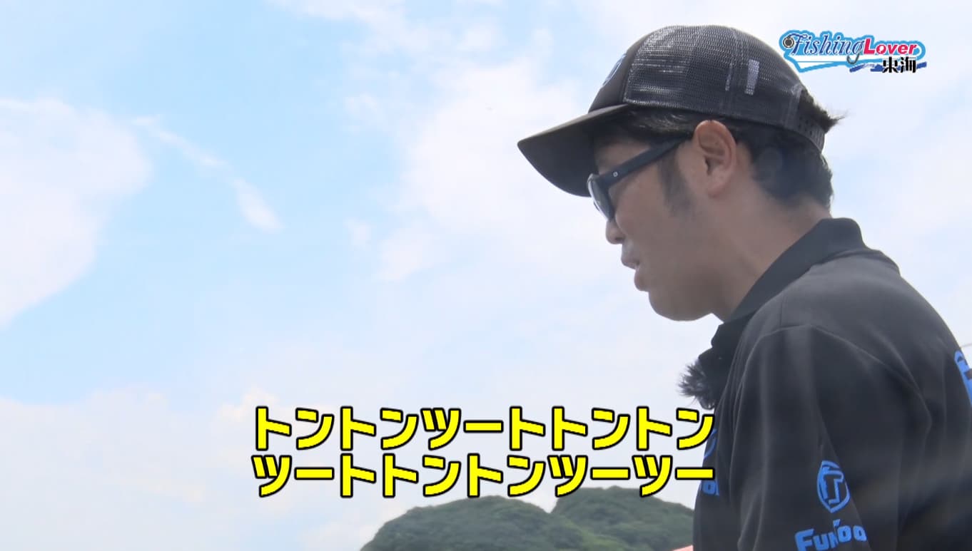 おなじないのフレーズを口にする鈴木拓さん