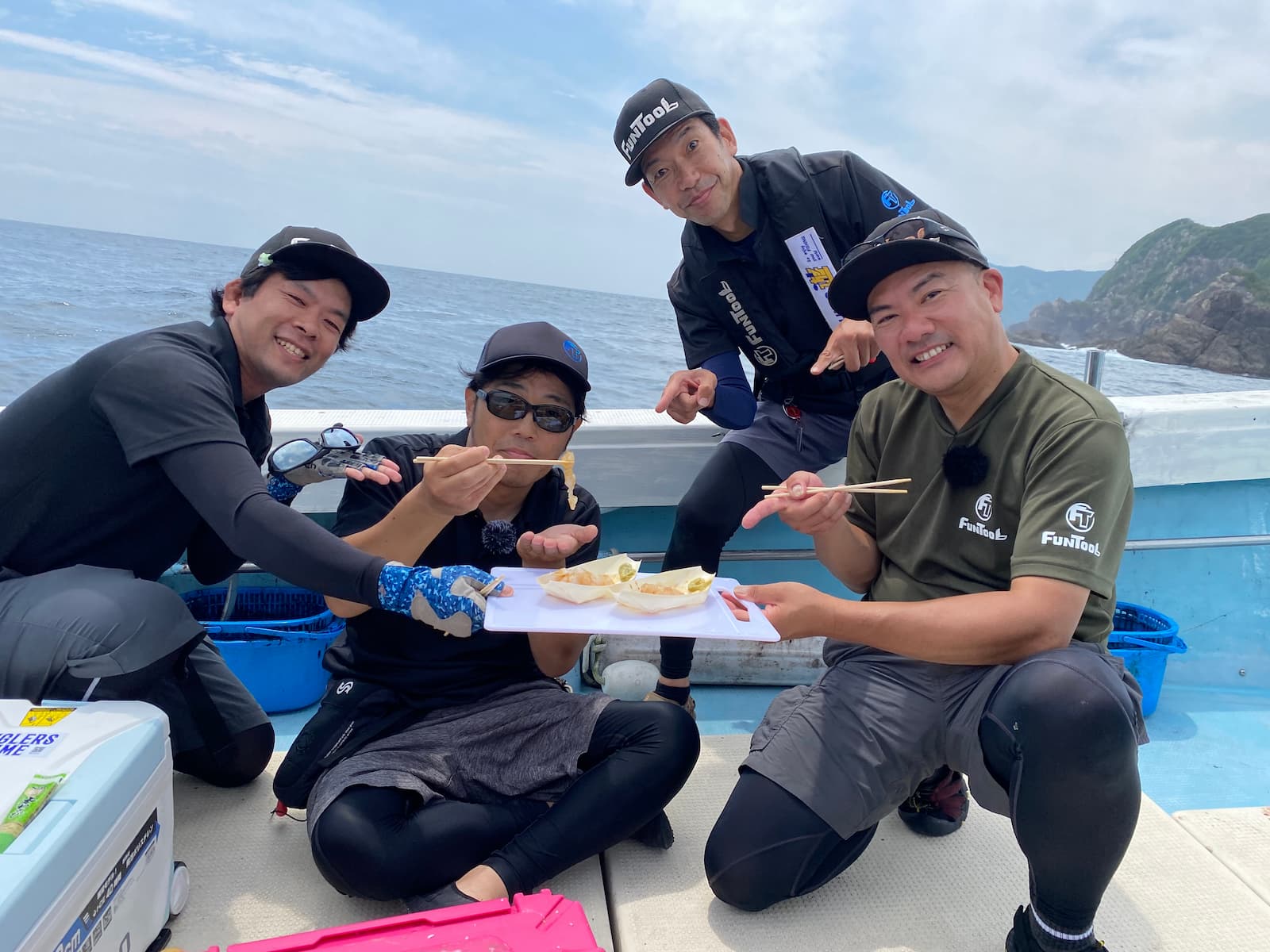 刺身を食べるメンバーたち