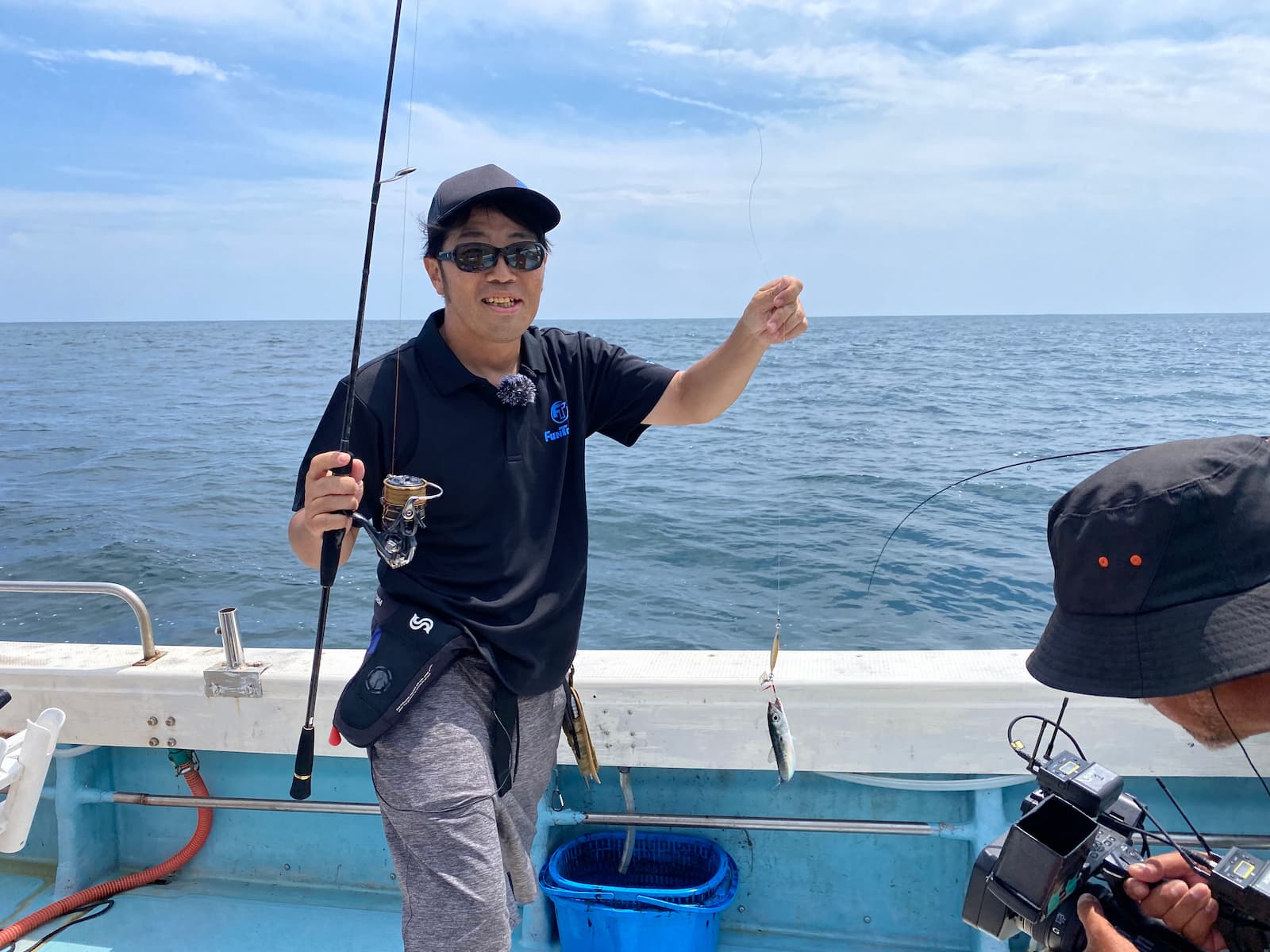 サバを釣り上げた鈴木拓さん