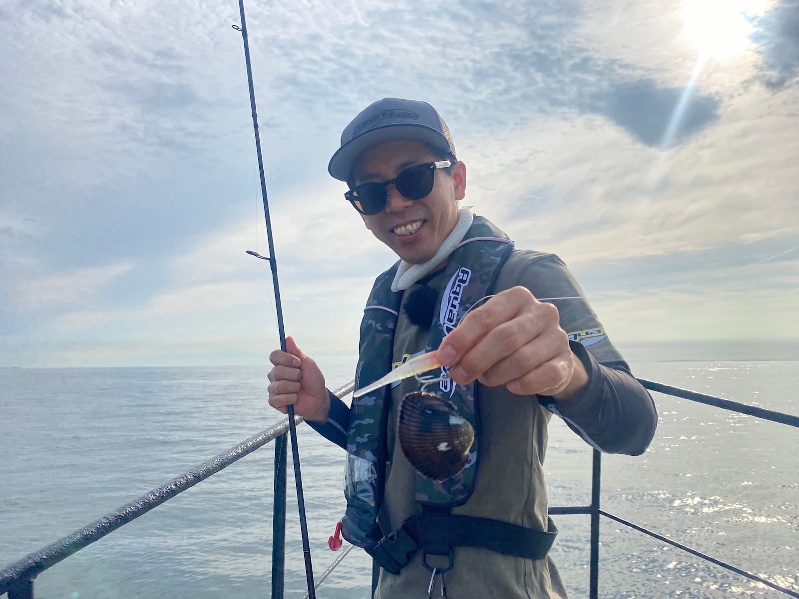 貝を釣り上げた阪井さん