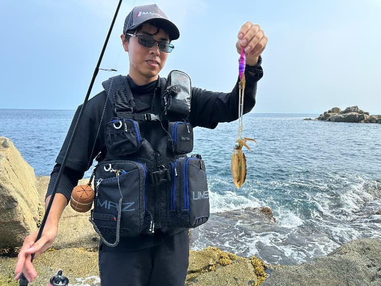アオリイカをゲットした西村さん